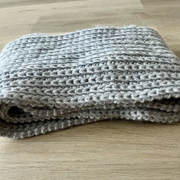 & Other Stories Chunky Wool Scarf - Picture 4 of 5